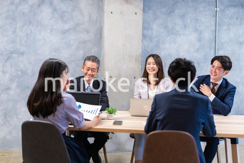 オフィスでディスカッションをするビジネスパーソン