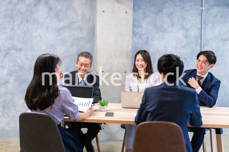 オフィスでディスカッションをするビジネスパーソン