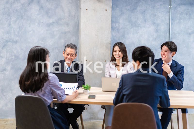 オフィスでディスカッションをするビジネスパーソン