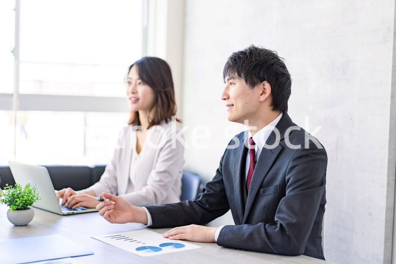 オフィスで働く若い男女