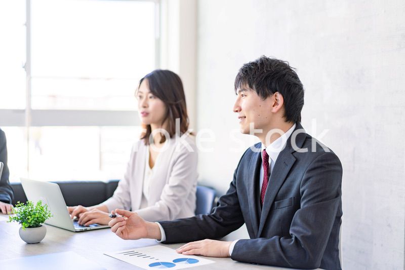 オフィスで働く若い男女