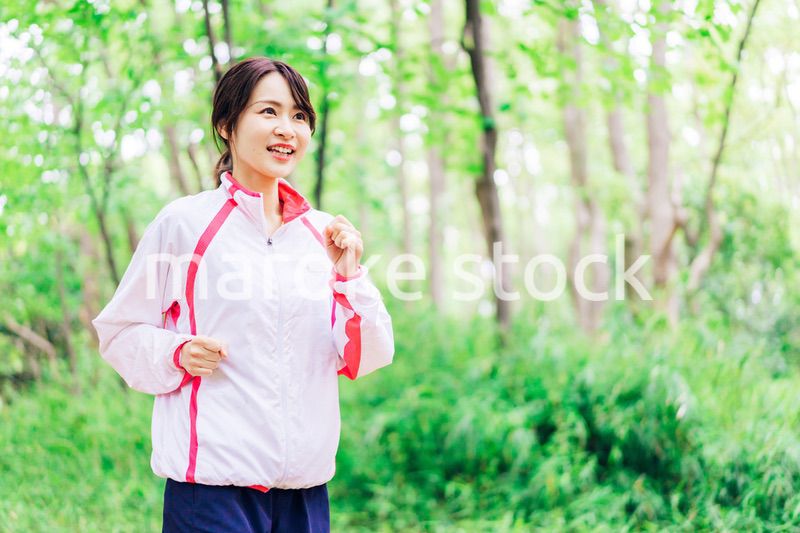 スポーツウェアを着てランニングをする若い女性