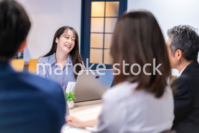 オフィスでディスカッションをするビジネスパーソン