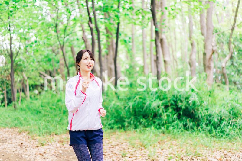 スポーツウェアを着てランニングをする若い女性