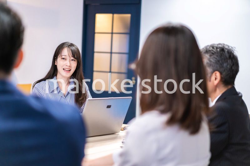 オフィスでディスカッションをするビジネスパーソン