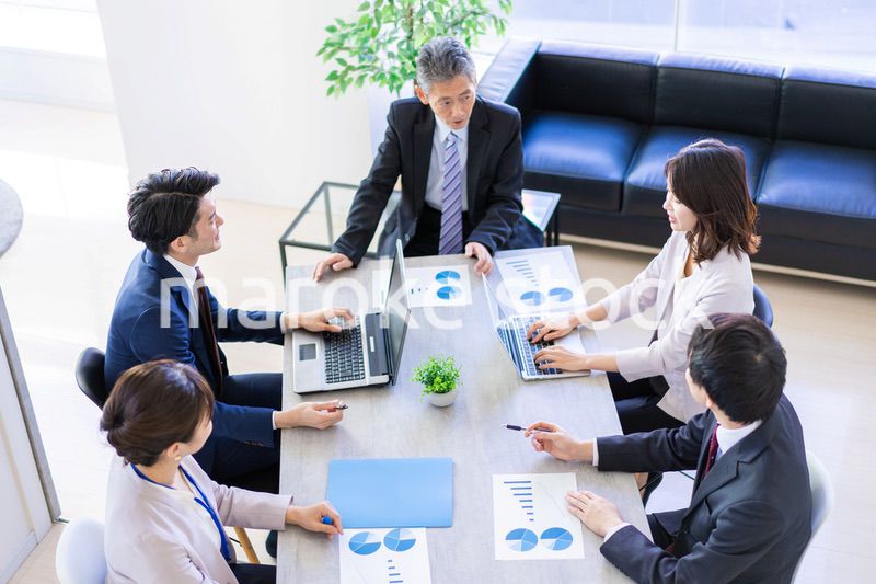 オフィスで働くビジネスパーソン