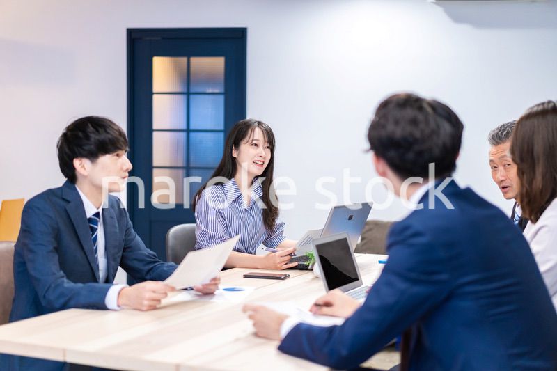 オフィスでディスカッションをするビジネスパーソン