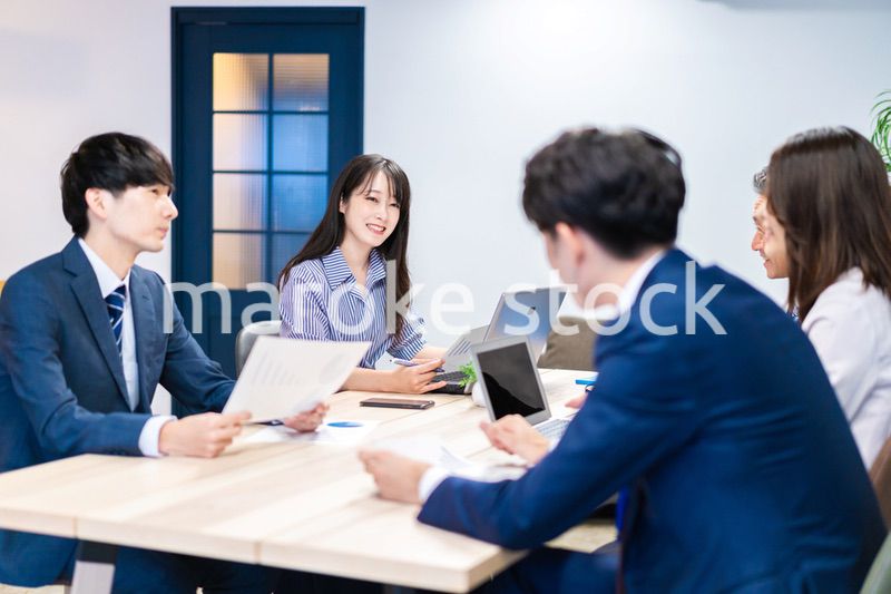 オフィスで会議をするビジネスパーソン