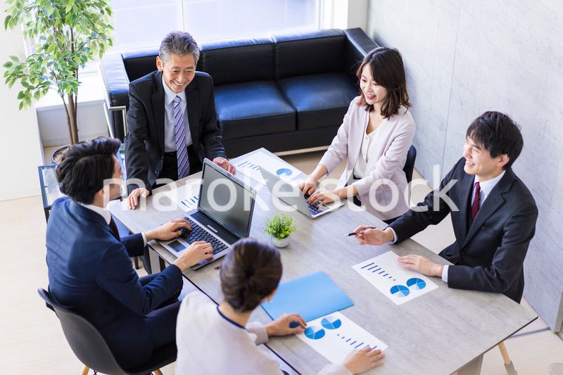 オフィスで働くビジネスパーソン