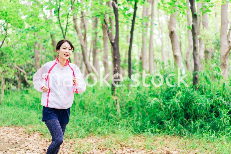 スポーツウェアを着てランニングをする若い女性