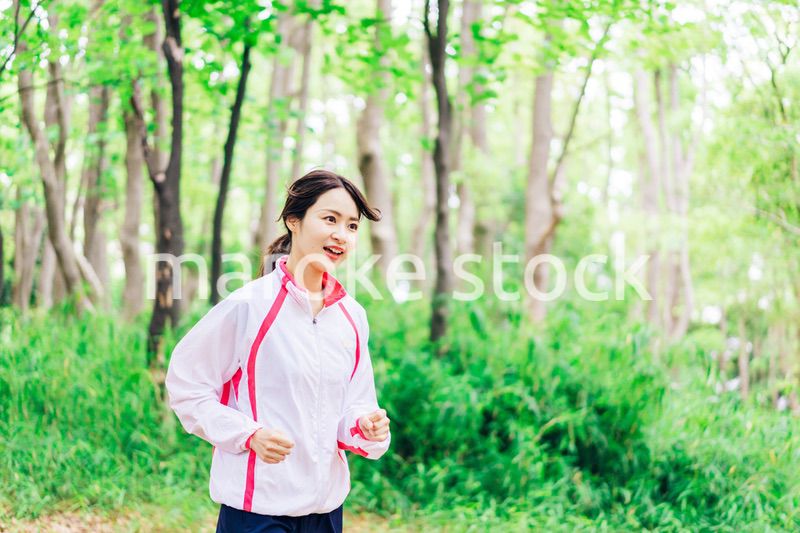 スポーツウェアを着てランニングをする若い女性