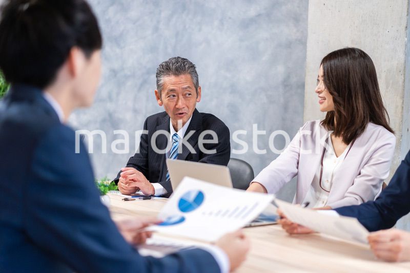 オフィスでディスカッションをするビジネスパーソン