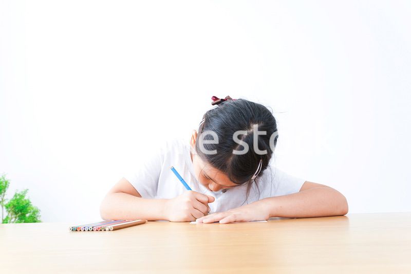 一人でお勉強をする小学生の女の子