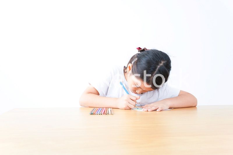 一人でお勉強をする小学生の女の子