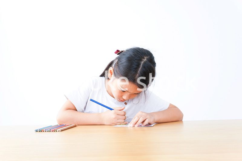 一人でお勉強をする小学生の女の子