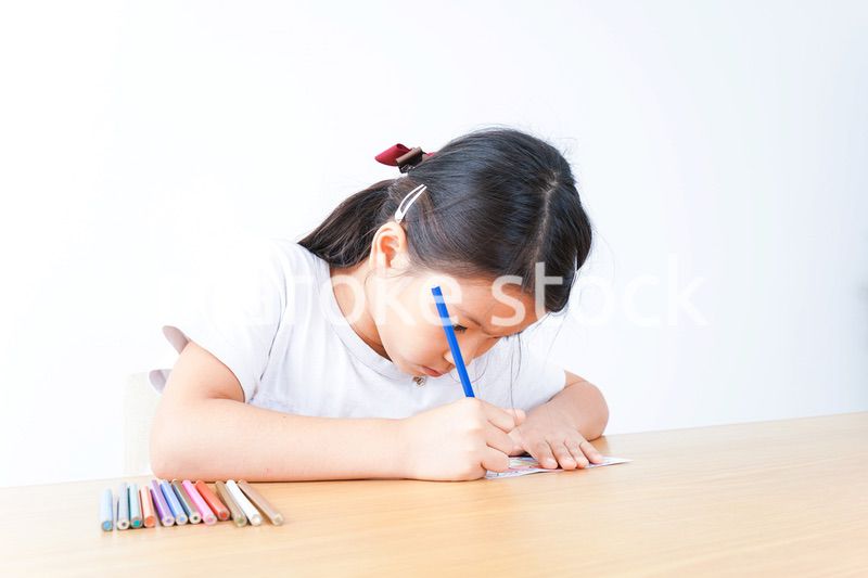 一人でお勉強をする小学生の女の子