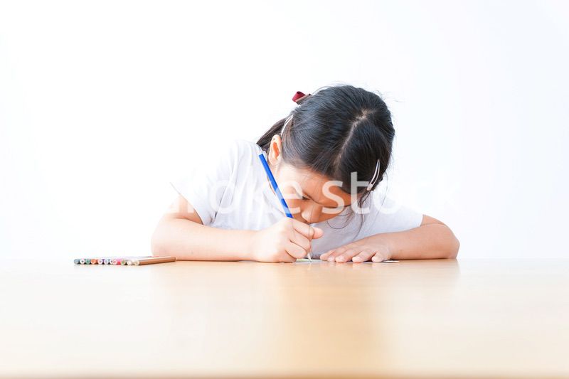 一人でお勉強をする小学生の女の子