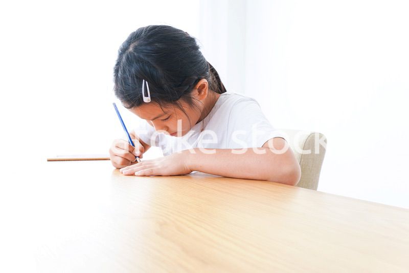 一人でお勉強をする小学生の女の子