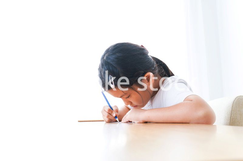 一人でお勉強をする小学生の女の子