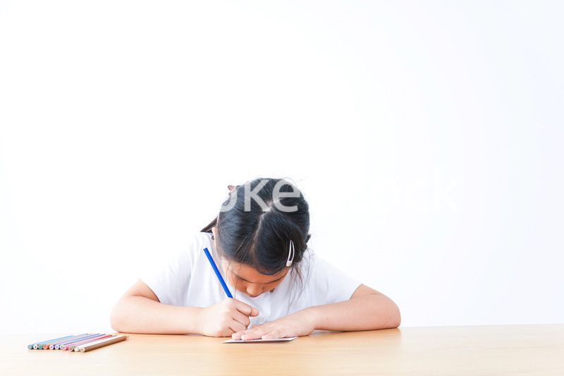 一人でお勉強をする小学生の女の子