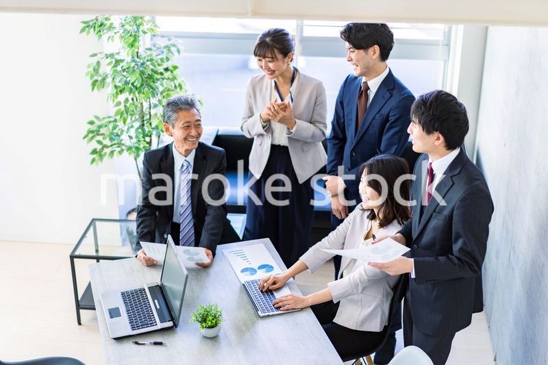 オフィスで働くビジネスパーソン