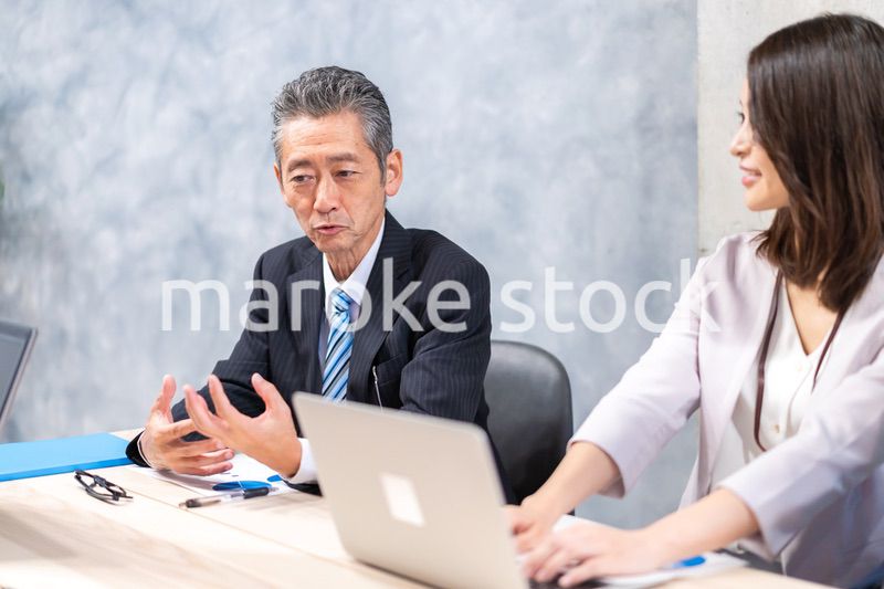 オフィスでディスカッションをするビジネスパーソン