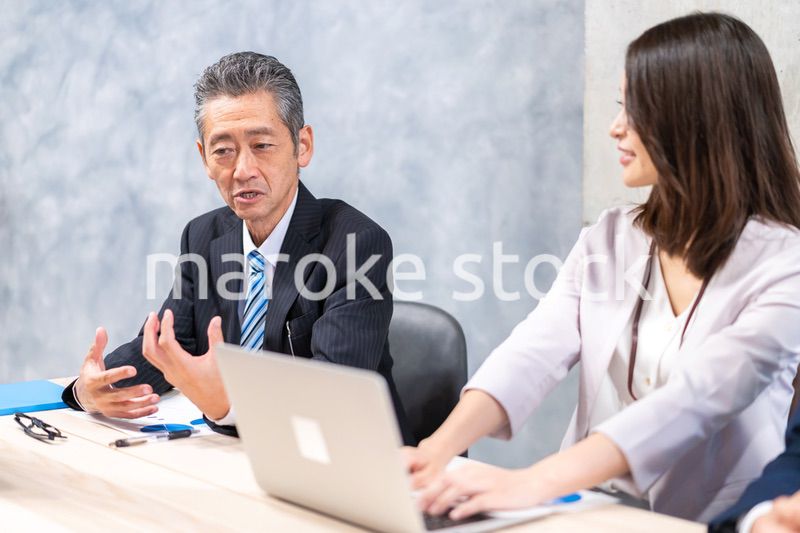 オフィスでディスカッションをするビジネスパーソン