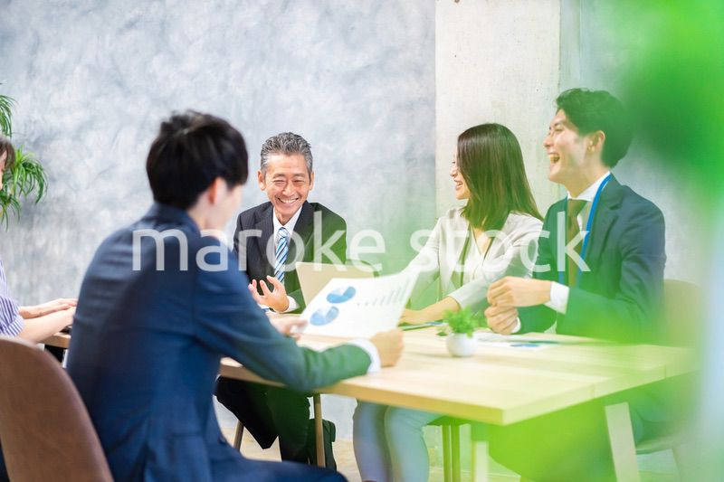 オフィスで会議をするビジネスパーソン