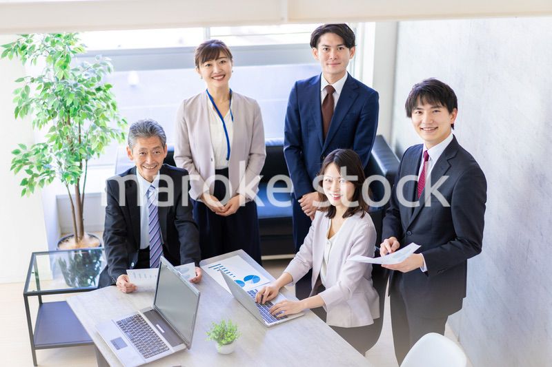 オフィスで働くビジネスパーソン