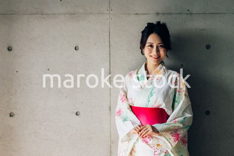 浴衣を着た若い女性