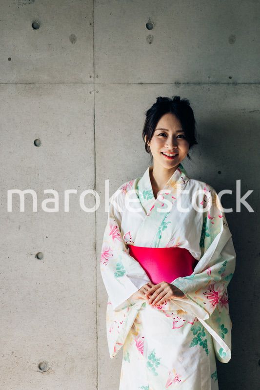 浴衣を着た若い女性