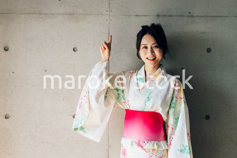 浴衣を着た若い女性