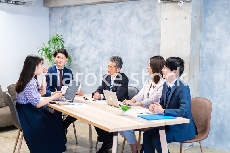 オフィスで会議をするビジネスパーソン