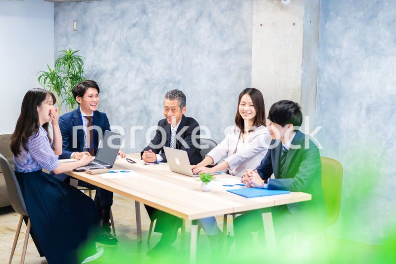 オフィスで会議をするビジネスパーソン