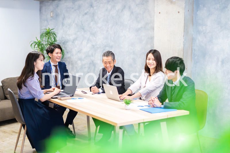 オフィスで会議をするビジネスパーソン