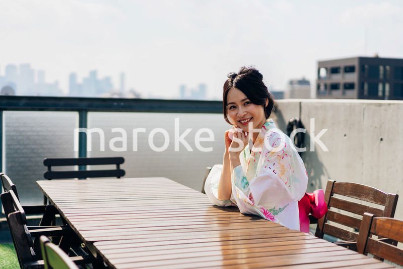 浴衣を着た若い女性