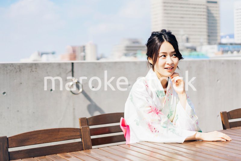 浴衣を着た若い女性