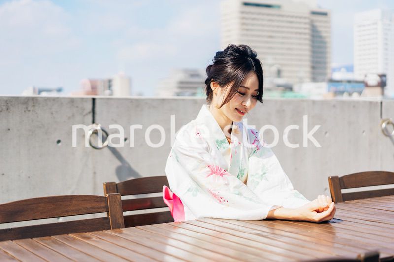 浴衣を着た若い女性