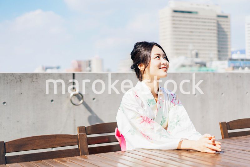 浴衣を着た若い女性
