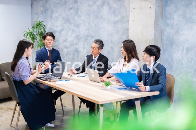 オフィスでディスカッションをするビジネスパーソン