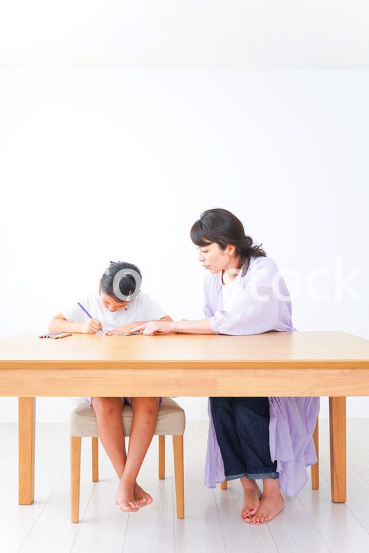 お家でお母さんとお勉強する女の子