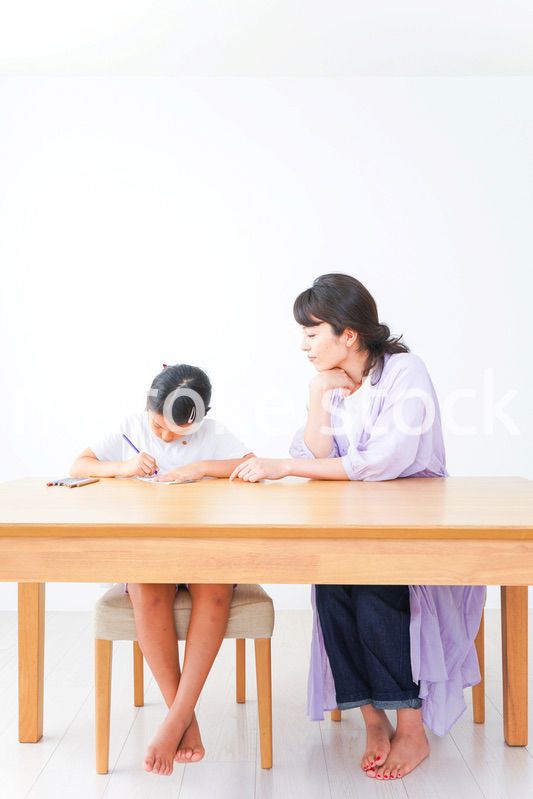 お家でお母さんとお勉強する女の子