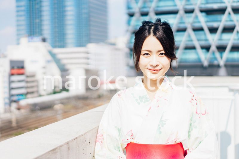 浴衣を着た若い女性
