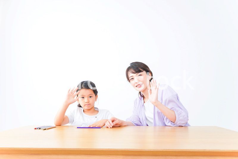 お家でお母さんとお勉強する女の子