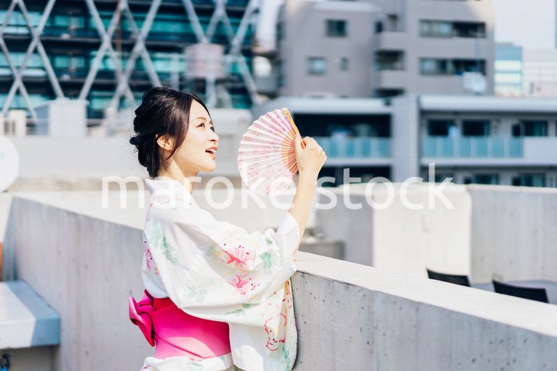 浴衣を着た若い女性