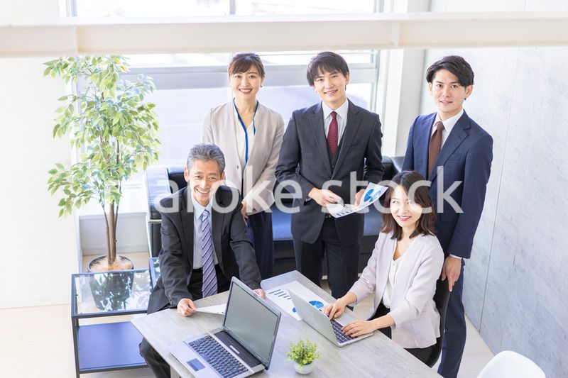 オフィスで働くビジネスパーソン