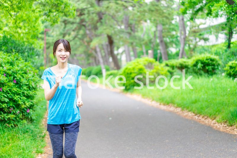 自然の中でランニングをする若い女性