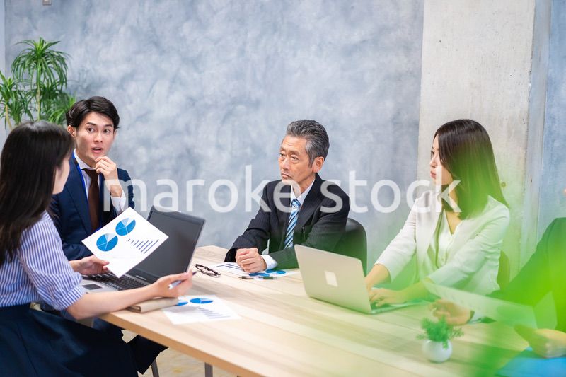 オフィスでディスカッションをするビジネスパーソン