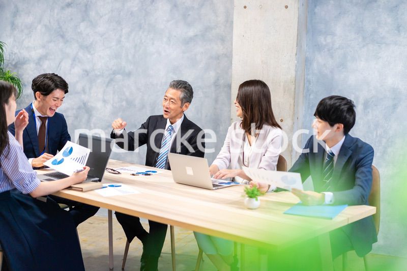 オフィスで会議をするビジネスパーソン