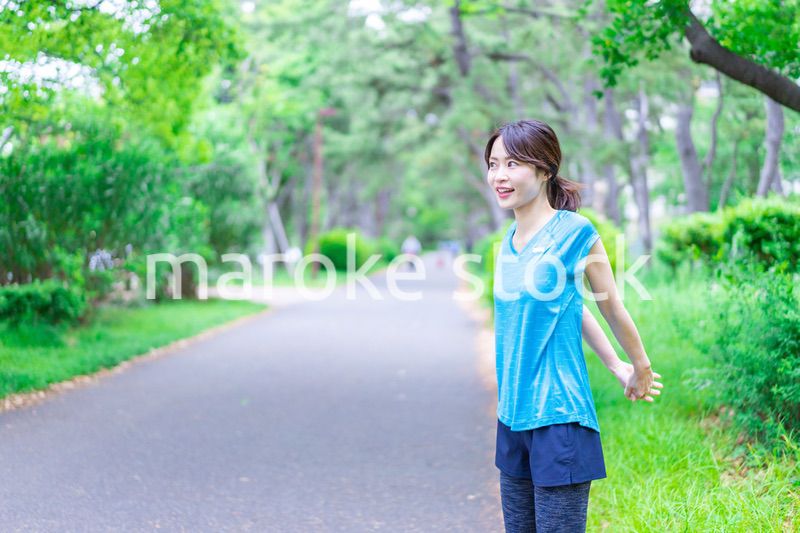 自然の中でストレッチをする若い女性